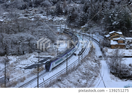 中央線列車穿過白雪皚皚的初刈站。 139251275