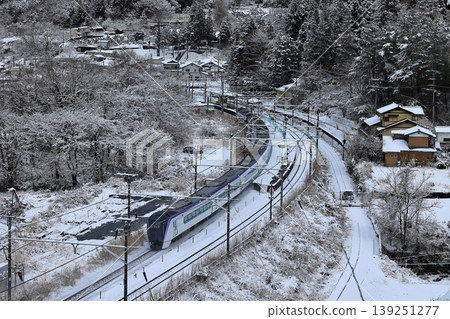 中央線列車穿過白雪皚皚的初刈站。 中央線列車穿過白雪皚皚的初刈站。 139251277