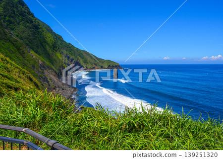 [Izu Oshima - Spectacular Scenery] The blue sea, the strangely shaped rock "Fudejima" rising from the sea, and dynamic cliffs. 139251320