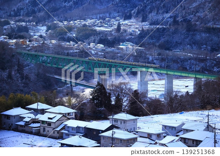 中央線列車駛過白雪皚皚的鳥澤鐵道橋。 139251368