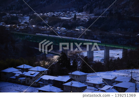 中央線列車駛過白雪皚皚的鳥澤鐵道橋。 中央線列車駛過白雪皚皚的鳥澤鐵道橋。 139251369