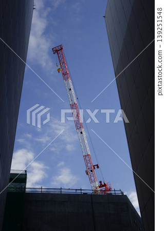 城市藍天下，高聳的建築起重機格外醒目。 139251548