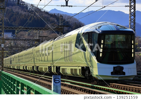 四季島遊輪列車駛過鳥澤橋 139251559