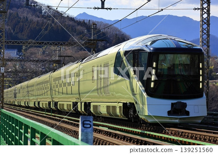 四季島遊輪列車駛過鳥澤橋 139251560