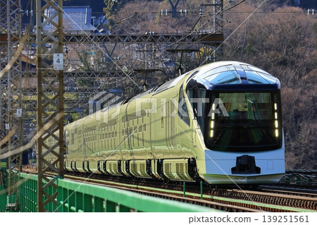 四季島遊輪列車駛過鳥澤橋 139251561