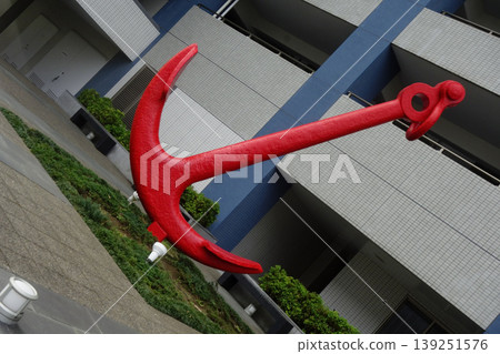 An anchor motif displayed amidst the buildings of the city. 139251576