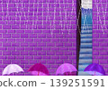 雨天裡的一條磚砌小巷和一排雨傘 139251591
