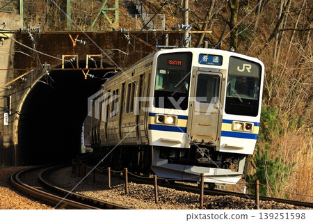 中央線列車飛馳穿過笹代峠 139251598