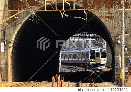 中央線列車飛馳穿過笹代峠 中央線列車飛馳穿過笹代峠 139251601