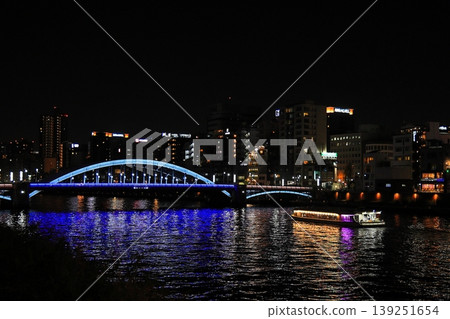 Komagata Bridge and a houseboat Komagata Bridge and a houseboat 139251654