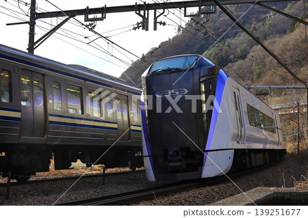 E353系列及211系列橫須賀顏色互換 E353系列及211系列橫須賀顏色互換 139251677