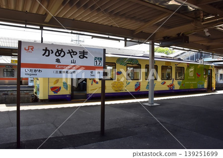 三重縣龜山市:JR龜山月台及開往關站的列車。 三重縣龜山市:JR龜山月台及開往關站的列車。 139251699