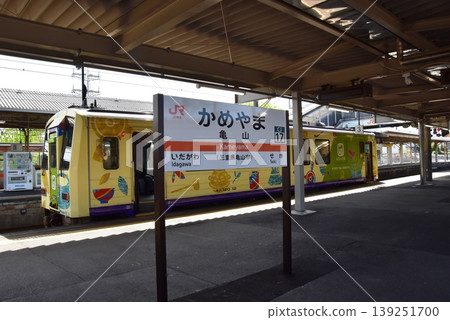 三重縣龜山市:JR龜山月台及開往關站的列車。 三重縣龜山市:JR龜山月台及開往關站的列車。 139251700