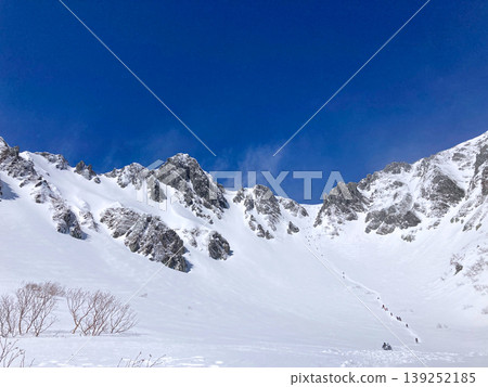 [Central Alps] Senjojiki Cirque in the depths of winter: The contrast between the deep blue sky and the pure white snow-covered mountains. 139252185
