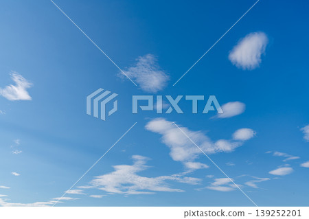 漂浮在藍天上的雲彩 139252201