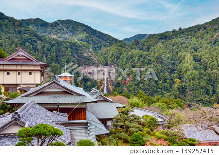 青岸渡寺的三層寶塔和那智瀑布 青岸渡寺的三層寶塔和那智瀑布 139252415