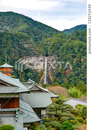 青岸渡寺的三層寶塔和那智瀑布 青岸渡寺的三層寶塔和那智瀑布 139252436