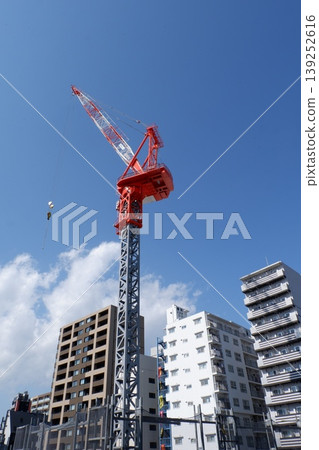 在建造場所的攀登起重機 在建造場所的攀登起重機 139252616