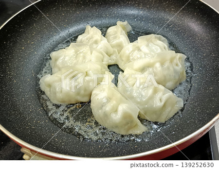 用煎鍋煎餃子。 139252630