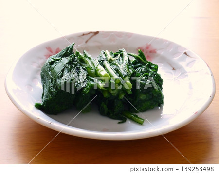 早餐供應的焯水菊花葉 早餐供應的焯水菊花葉 139253498
