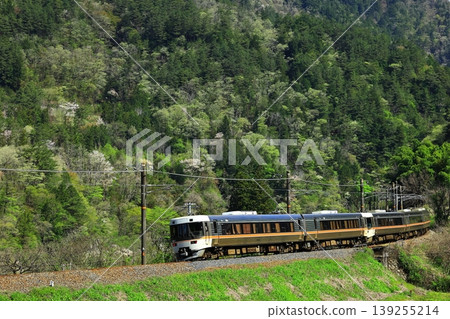 The Chuo Main Line runs through the lush green Kiso region. The Chuo Main Line runs through the lush green Kiso region. 139255214