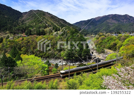 The Chuo Main Line runs through Nezame-no-Toko, amidst the fresh greenery of spring. The Chuo Main Line runs through Nezame-no-Toko, amidst the fresh greenery of spring. 139255322