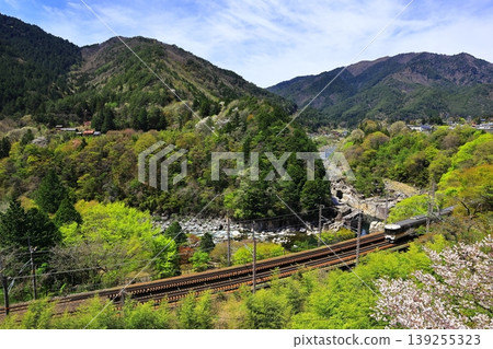 The Chuo Main Line runs through Nezame-no-Toko, amidst the fresh greenery of spring. The Chuo Main Line runs through Nezame-no-Toko, amidst the fresh greenery of spring. 139255323