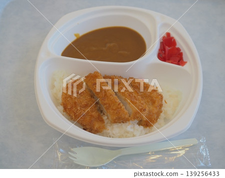 日式咖哩飯,裝在一次性容器裡 日式咖哩飯,裝在一次性容器裡 139256433