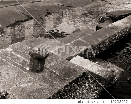 The quay collapsed due to the earthquake. The quay collapsed due to the earthquake. 139258352