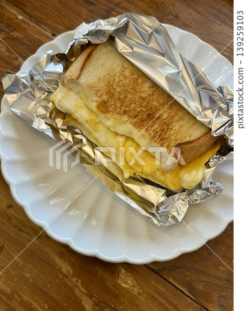Hot sandwich wrapped in aluminum foil 139259103