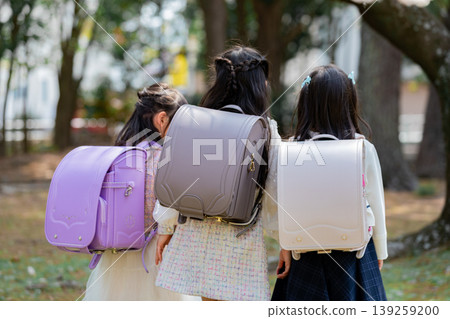 三個好朋友入學的圖片 三個好朋友入學的圖片 139259200
