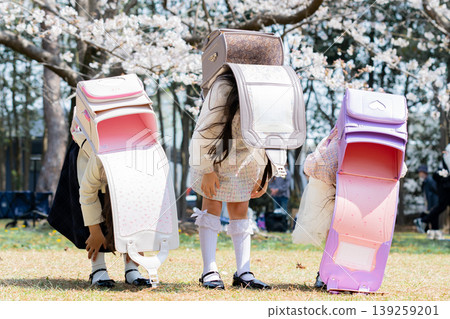 The scene of bowing and opening the school bag The scene of bowing and opening the school bag 139259201