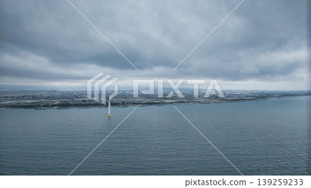 A view of the Sasagawa district and offshore wind turbines from Shimonikawa Beach in Nyuzen Town, Toyama Prefecture, during bad weather at the end of April. 139259233