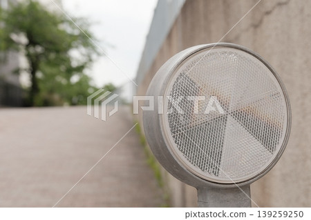 道路反光條與人行道景觀:安全措施圖片 道路反光條與人行道景觀:安全措施圖片 139259250