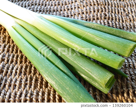 Close-up image of fresh green onions Close-up image of fresh green onions 139260104