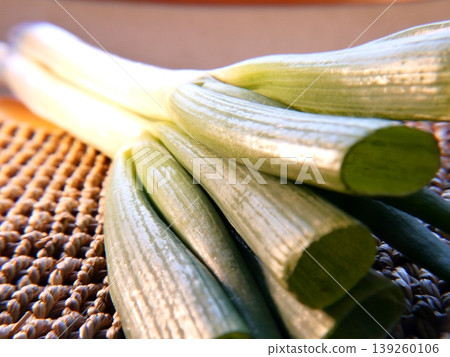 Close-up image of fresh green onions 139260106