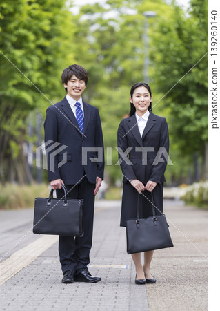 一位二十多歲的男子和一位二十多歲的女子身著西裝,直視鏡頭,全身像,適合求職/應屆畢業生形象照。 一位二十多歲的男子和一位二十多歲的女子身著西裝,直視鏡頭,全身像,適合求職/應屆畢業生形象照。 139260140