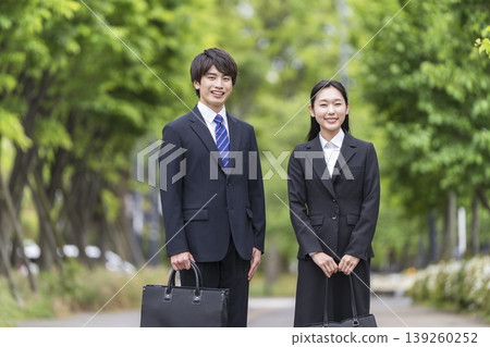 一張二十多歲男女身著西裝的肖像照，他們面帶微笑，直視鏡頭；這是一張求職/應屆畢業生的照片。 139260252