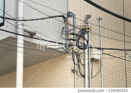 Image of a building exterior wall where electrical wiring, communication cables, and low-voltage equipment are concentrated. 139260255