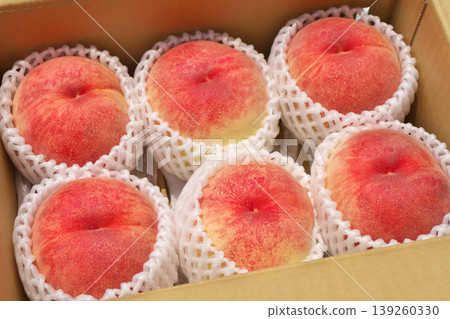 Peaches (Hakuho) from Gifu Prefecture in a cardboard box Peaches (Hakuho) from Gifu Prefecture in a cardboard box 139260330