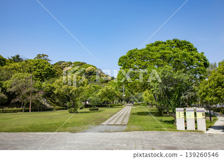 福岡縣築紫野市天牌公園景色,四周綠樹。 福岡縣築紫野市天牌公園景色,四周綠樹。 139260546