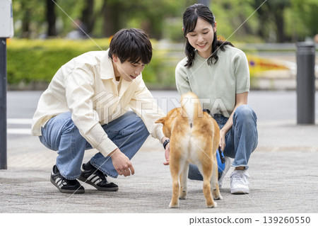 一隻柴犬和一對年輕夫婦 139260550