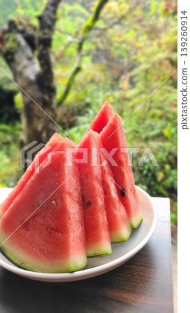 一盤切成六片的冰鎮西瓜-充滿夏日氣息的畫面。 一盤切成六片的冰鎮西瓜-充滿夏日氣息的畫面。 139260914
