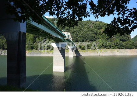 奧多摩的美山橋景色令人嘆為觀止，水與綠的對比美輪美奐。 139261383