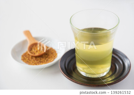 溫熱的蕎麥茶 溫熱的蕎麥茶 139261532