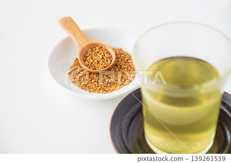 溫熱的蕎麥茶 溫熱的蕎麥茶 139261539