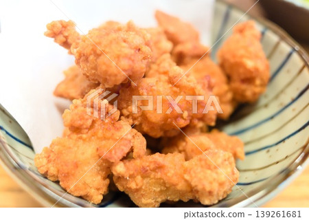 Freshly fried chicken served in a bowl Freshly fried chicken served in a bowl 139261681