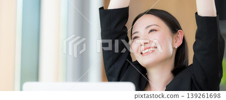 一位女商務人士在電腦前工作後,微笑地伸了個懶腰,休息片刻,提高了工作效率。 一位女商務人士在電腦前工作後,微笑地伸了個懶腰,休息片刻,提高了工作效率。 139261698