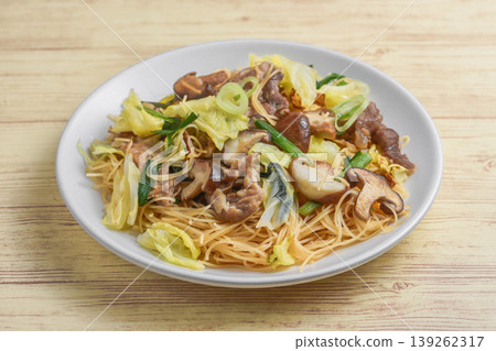 配料豐富的炒米粉 139262317