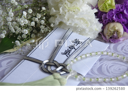慰問信封和花束;慰問信封和洋桔梗花束 慰問信封和花束;慰問信封和洋桔梗花束 139262580